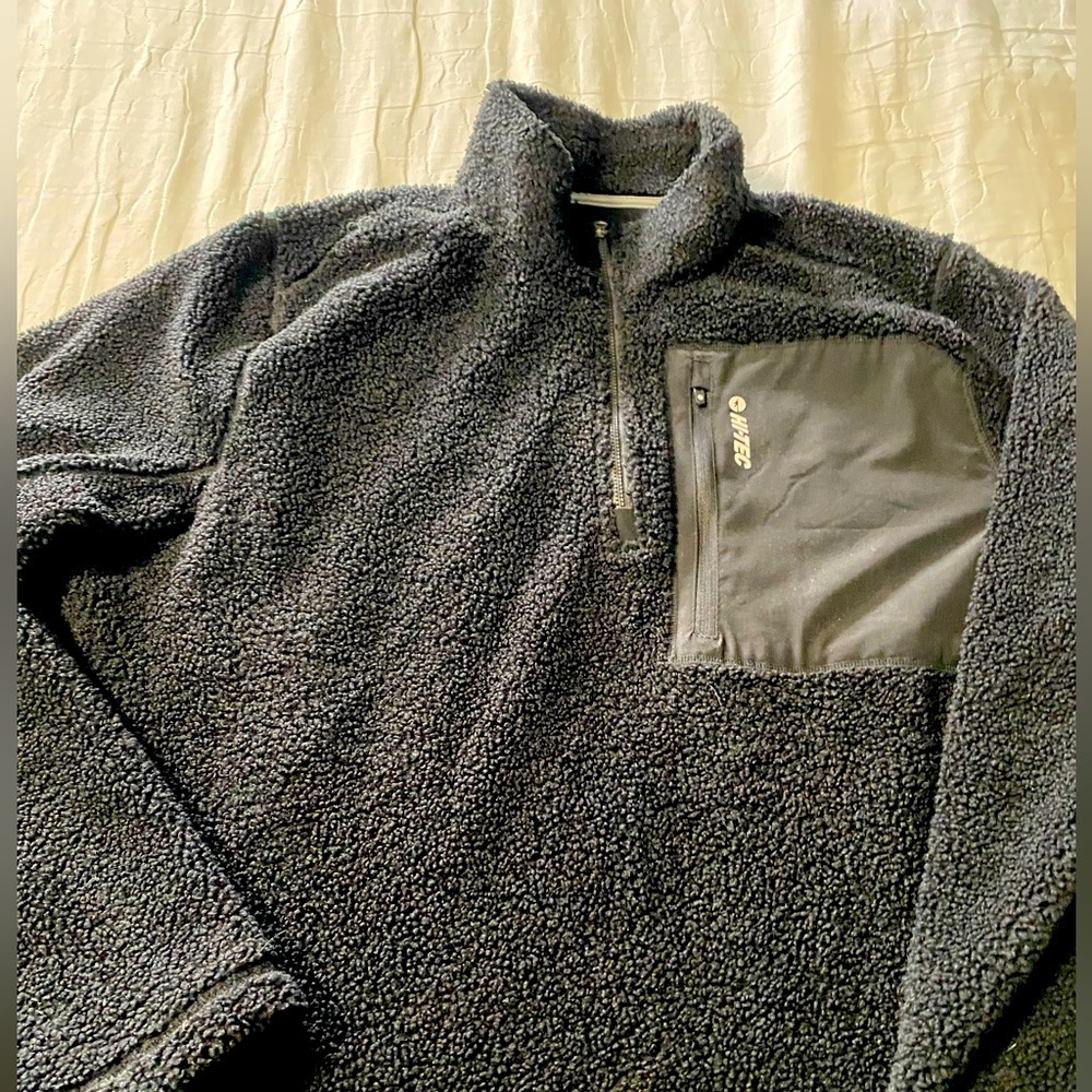 Size L men’s black pullover